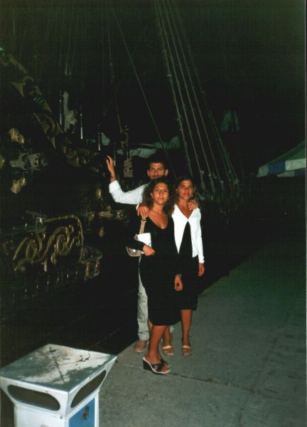 I nostri tre inviati davanti alla riproduzione di un vascello pirata
