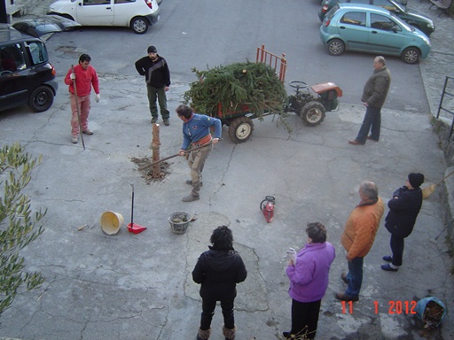 Si toglie l'Albero in piazza