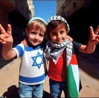 abbraccio tra bambino israeliano e bambino palestinese