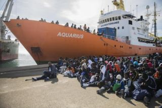 migranti a Valencia con la nave Aquarius di Sos Mediterraee