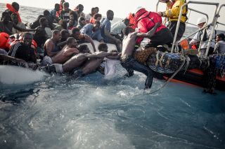 soccorso di migranti su un gommone
