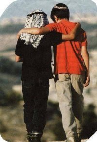 abbraccio tra bambino palestinese e bambino israeliano