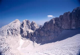 Ghiacciaio del Calderone: unico relitto glaciale rimasto sugli Appenini e nell'Europa Meridionale. Elemento di notevole pregio ambientale