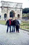 Sotto Arco accanto colosseo.jpg (166987 byte)