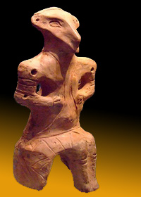 Figura umana seduta in argilla