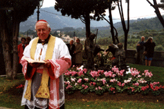 S.Em. il Card. Giovanni Cheli, sullo sfondo il Presepio