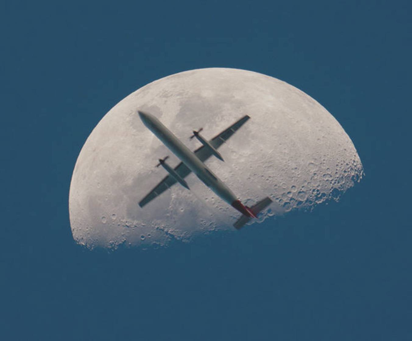 aereo-che-attraversa-la-luna.jpeg