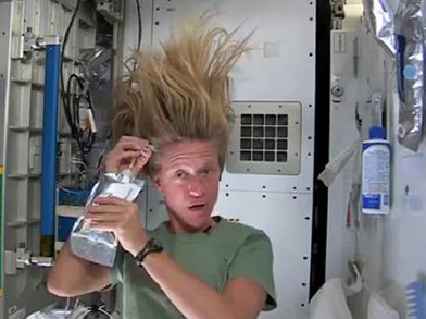 lavarsi i capelli nello spazio