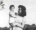 Renatino in braccio a Gemma.jpg: Luglio 1960