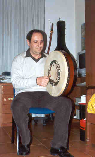 ...unknown Sicilian (?!) bodhran player ;-D