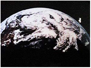 Una foto dell'Apollo 11 rivela la presenza di un oggetto bianco di 12 metri in orbita attorno alla terra