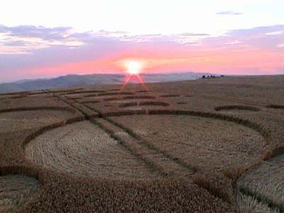 Il sole all'alba rivela l'apparizione di un nuovo Crop Circle in Gran Bretagna