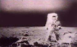 Neil Armstrong sulla Luna nel 1969. Sopra di lui, un oggetto luminoso. In seguito Armstrong avrebbe dichiarato: '' stata su di me tutto il tempo''.