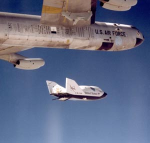 l'x-38 viene sganciato da un bombardiere militare durante un test di volo