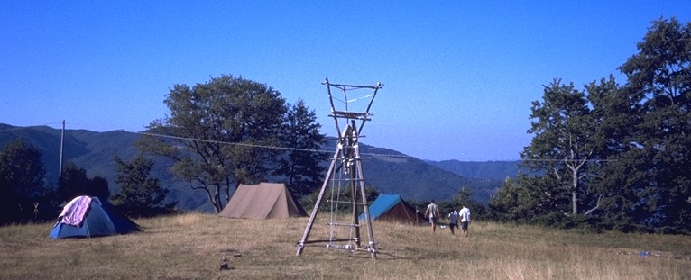Panorama del campo con torretta