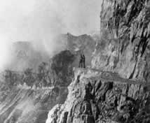 Strada degli Eroi (326° comp. - I Genio), da sinistra: S.Ten. Carocari e S.Ten. Baroni. Pasubio, 1916-17