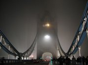 La nebbia della sera abbassa la visibilità; veduta del Tower Bridge a Londra