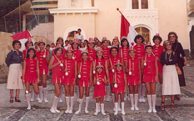 Foto della “prima” delle Majorettes per lanno internazionale del bambino