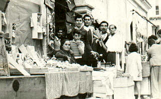 La famiglia Segreti, davanti al proprio negozio (1951)