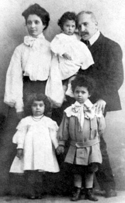 Alessandro Longo con la moglie ed i figli