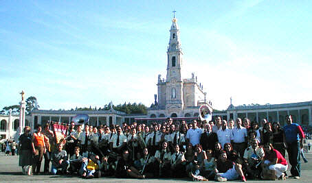 Foto di gruppo davanti al santuario di Fatima