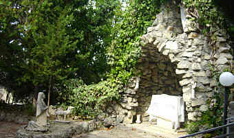 Grotta (artificiale) con altare all'esterno della chiesa