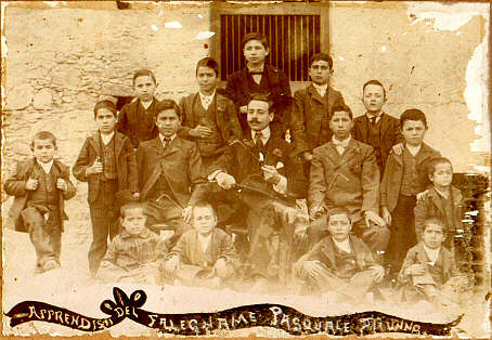 Foto "storica" degli "Apprendisti del falegname Pasquale Munno"