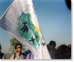 La bandiera portata dai rappresentanti della Comunità di San Josè durante la Marcia della Pace Perugia - Assisi del 2001