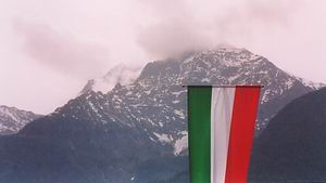 il tricolore sventola con lo sfondo dei monti