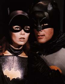 Ecco Yvonne Craig che interpreta Batgirl insieme ad Adam West
