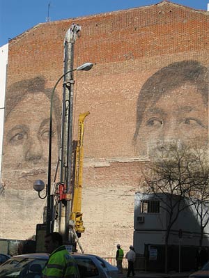 Imagen de los dibujos de Jorge Rodriguez en la calle Fuencarral. Foto Pilar Portero