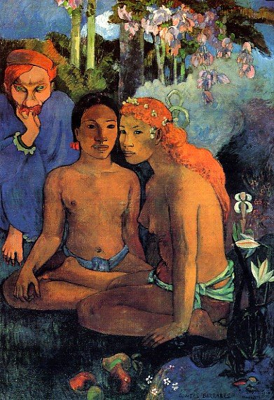 barbares.jpg - “Contes barbares” (1902), in cui al motivo standard degli indigeni pacificamente seduti si accompagna la figura di un europeo, il poeta Meyer de Haan, amico parigino di Gauguin, che si insinua tra la tranquilla scena della coppia e l’elemento della foresta vergine dello sfondo. Pensieroso, l’intellettuale osserva la bellezza primitiva delle due fanciulle e sembra voler dire che è impossibile capire pienamente la loro vita, loro stessi e il loro  mondo. Cosciente della  distanza esistente tra lui e gli uomini che egli ammirava tanto, Gauguin si riconosce nella figura del suo amico poeta. Il desiderio di diventare lui stesso primitivo è rimasto inappagato. Questo quadro è così un quadro testamento più di quanto non lo sia il quadro “Donde veniamo?”, dove il pittore si comporta come se le differenze tra culture possano venir superate mediante il semplice concetto di “vita” e del suo mistero che riguarda tutta l’umanità.
Gauguin fu insomma un missionario al contrario, dato che voleva farsi convertire, ma alla fine, però, rimase impigliato nel suo mondo, odiato e contestato, ma di cui al contempo bramava in modo controverso l’approvazione