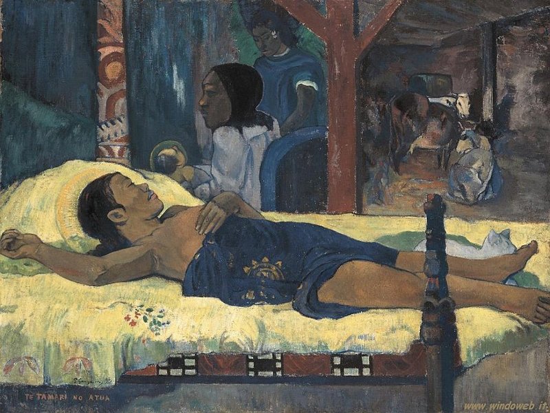 foto_gauguin_nascita.jpg - Te Tamari No Atua (la nascita di Cristo figlio di Dio) 1896 - In quest'opera Gauguin vuol dare il senso dell'innocenza e dell'integra morale degli indigeni. I fantasmi erotici che pervadono il sonno della ragazza si materializzano nell'immagine di una Santa Famiglia ( indigena). Accanto alla figurazione cristiana, il palo evoca i simboli del paganesimo primitivo: allude alla continuità, all'unità del sacro. Soltanto un'immagine visiva poteva dare simultaneamente la realtà fisica della dormiente e la realtà immaginaria del sogno. (…) E' nella memoria del pittore che si svela il senso di ciò che ha veduto. La memoria non dà particolari e mette la sordina ai colori: l'andamento dei contorni è semplice , il colore è disteso in zone larghe e piatte , senza splendore né vibrazione. L'emozione , remota nel tempo , è maturata nella memoria (dunque nel tempo dell'esistenza),ha lasciato emergere il suo significato profondo , è diventata pensiero. Poiché l'immagine occupa uno spazio e un tempo interiori, non possono esservi effetti di luce: la luce non incide ma emana. Dunque Gauguin non contrappone l'immaginazione alla sensazione visiva : nel suo pensiero l'immaginazione non è contro la coscienza della realtà o al di là di essa, ma è un'estensione della coscienza che comprende anche la vita vissuta , il passato.