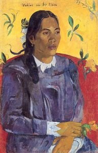 ragazza_con_fiore.jpg - “Ragazza con il fiore” 1891 – olio su tela, 70x46 cm - Copenaghen, Ny Carlsberg Glyptotek. Il primo quadro che l’artista realizza a Tahiti e che raffigura una donna maori. Malinconica e sensuale, una bella donna polinesiana colpisce l’osservatore con la luminosità del colore e la forte definizione dei contorni. La posa è tradizionale, le forme sono semplici, i colori violenti e non esiste profondità, né prospettiva. Gauguin personifica l’aspirazione diffusa alla fine dell’Ottocento del ritorno a un’idea romantica della vita primitiva.