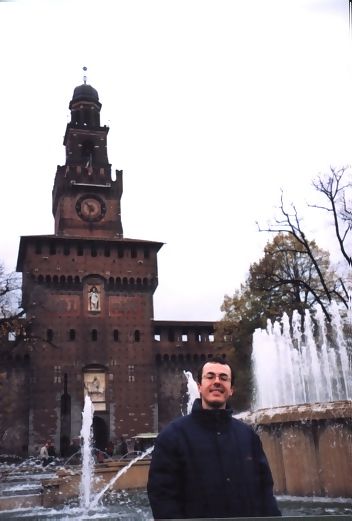 un bel ragazzo davanti al Castello Sforzesco