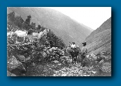 Giovanni Bonomi ed il piccolo Bortolo Bonomi. La foto  fu scattata nel 1909 da Giancarlo Messa lungo la vecchia strada che saliva ad Agneda.