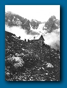  la capanna Mambretti. Inaugurata il 20 settembre 1925 (foto a fianco) e dedicata a Luigi Mambretti (morto nel 1923 sulla Cresta Corti, a soli 27 anni),  ancora oggi in servizio come rifugio alpino.