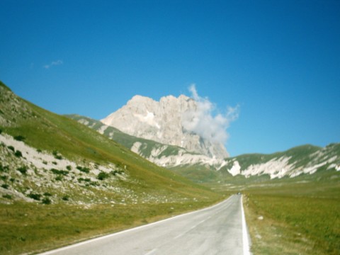 Il Gran Sasso d'Italia visto dalla strada dopo il bivio (6)