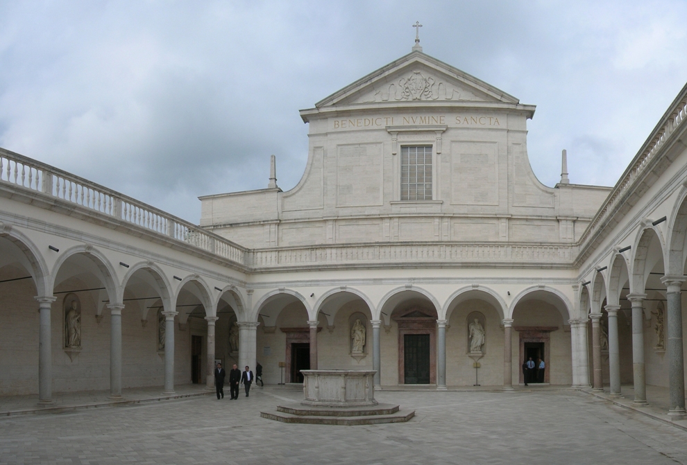 Abbazia di Montecassino: il  Chiostro dei benefattori e la Basilica
