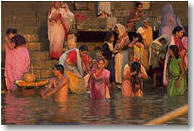 India - Abluzioni nel Gange a Varanasi