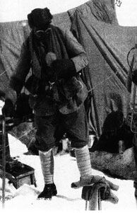 George Leigh Mallory presso il campo IV, mentre si prepara alla sfortunata scalata del Monte Everest, il 6 giugno 1924, in una fotografia pubblicata su National Geographic,  ottobre 1999