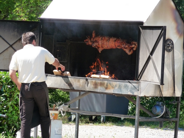 Tipica la porchetta allo spiedo