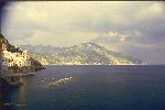 Atrani, con sfondo i Monti Lattari (al centro il monte dell'Avvocata), costiera amalfitana