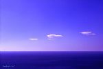 tre nuvole sul mare