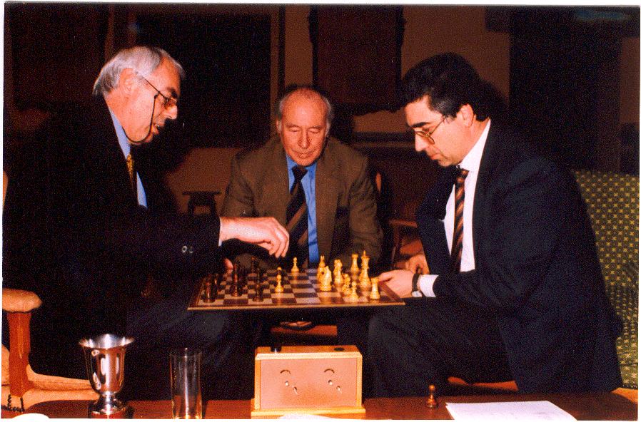  Milanta(on the left) plays against Benvenga, Dr.Crespi observes the game 