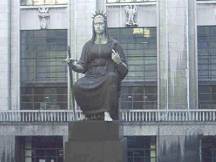 Statua della Giustizia situata nel cortile delle cerimonie del Palazzo di Giustizia
