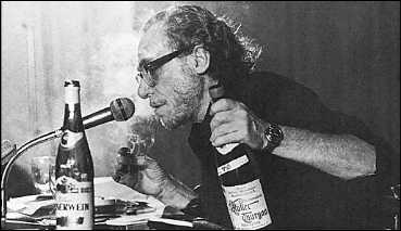 Bukowski durante uno dei suoi reading