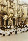 Processione della Confraternita con Crocifisso, cappe bianche e tabarri