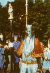 Processione del Corpus Domini con cappa e cappuccio per ricordare l'antico rito di accompagnamento dei defunti.