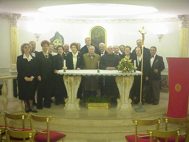 coralevigiliroma.jpg - La Corale Polifonica in occasione dell'inaugurazione e dedicazione della Cappella di S. Barbara - Caserrma dei Vigili del Fuoco - Roma, Marzo 2003